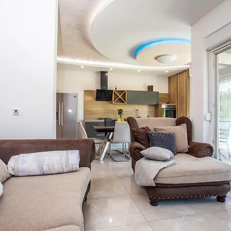 Honey With Private Pool, Near Split Tugare