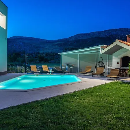 Honey With Private Pool, Near Split